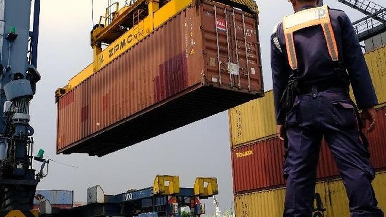 Impor ini juga menjadi salah satu solusi mengingat industri kecil maupun menengah yang mulai menggunakan gula konsumsi yang berpotensi menimbulkan shortage di masyarakat.
