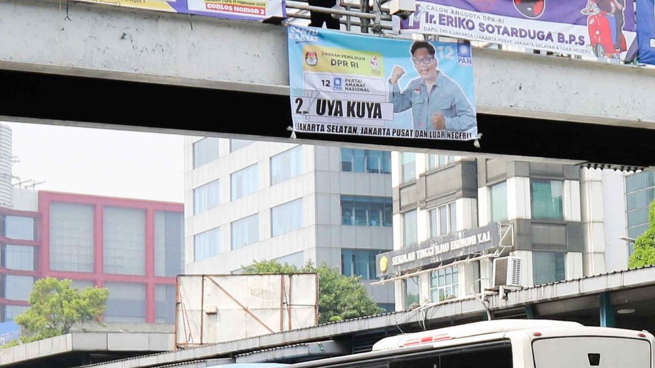 FOTO: Penampakan Spanduk dan Baliho Kampanye Bertebaran di Jakarta: Rusak Pemandangan hingga Langgar Aturan