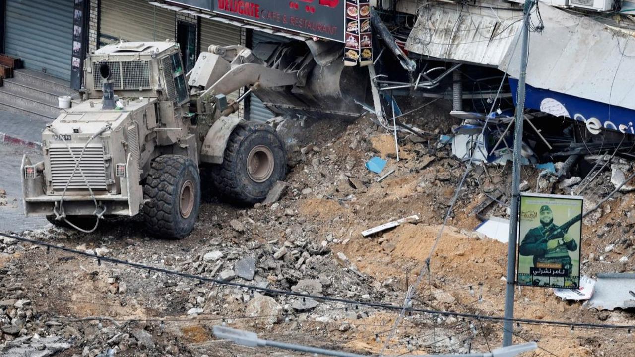 Perusakan jalan dan infratruktur di kota itu sudah berlangsung sejak 10 bulan terakhir ketika perang di Gaza pecah. <br><br>Berdasarkan sumber dari Pemerintah Kota Jenin mengatakan bahwa tentara Israel sudah menghancurkan sekitar 70 persen jalan.&nbsp;Fot