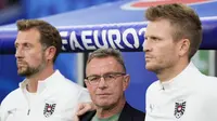 Pelatih Austria Ralph Rangnick (tengah) menyesal timnya tak bisa melaju ke perempat final Euro 2024 usai kalah 1-2 dari Turki (AP)
