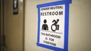 Tulisan toilet netral gender pertama di Santee High School, Los Angeles, California, AS, Senin (18/4). Toilet disediakan sebagai langkah mendukung dan menampung siswa transgender. (REUTERS/Lucy Nicholson)