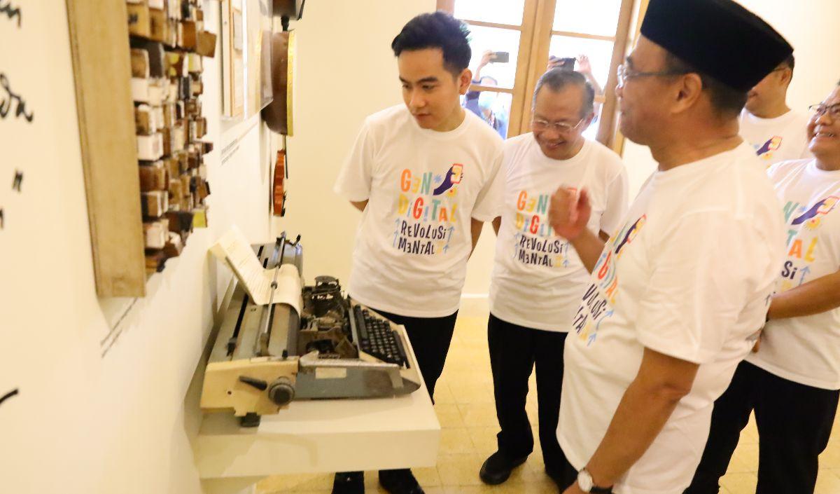 "Tahun ini ada yang baru di Solo Technopark. Emirates Hospital, rumah sakit kardiologi dilengkapi alat terbaru. Ada juga investasi AI dari Nvidia," katanya lagi.<br>