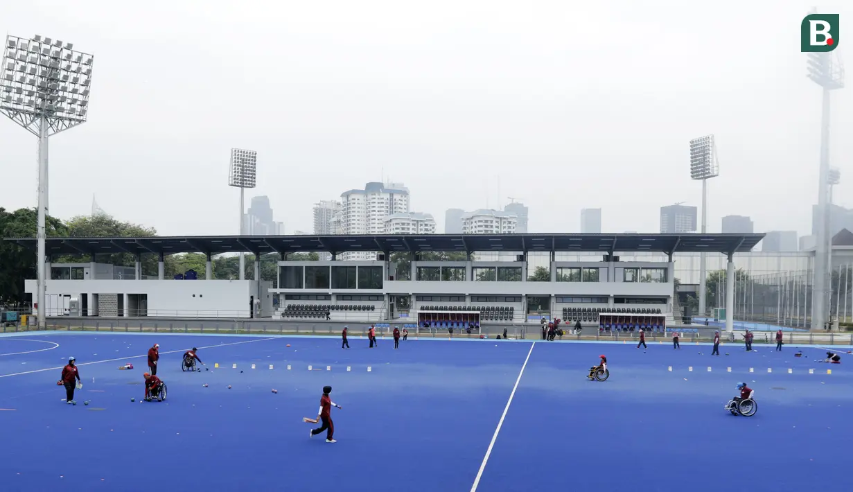 Sejumlah atlet Lawn Bowls saat mengikuti sesi latihan di Lapangan Hoki, GBK, Jakarta, Rabu, (19/9/2018). Latihan tersebut merupakan persiapan jelang Asian Para Games 2018. (Bola.com/M Iqbal Ichsan)