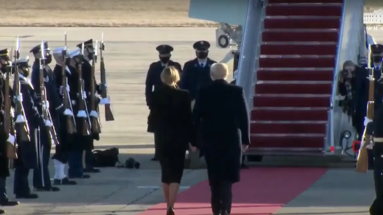 Presiden AS Donald Trump dan Melania Trump meninggalkan Washington, DC.