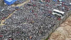 Ribuan sepeda motor bekas tampak menumpuk di sebuah tempat pembuangan di Binzhou, Hunan, China, 9 Juni 2015. (REUTERS/Stringer CHINA OUT)