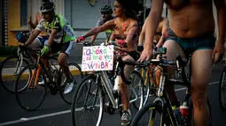Sejumlah warga mengendarai sepeda dengan telanjang saat mengikuti World Naked Bike Ride di Guadalajara, Jalisco, Meksiko (17/6). Mereka juga mendukung hak pengguna jalan untuk para pesepeda. (AFP Photo/Hector Guerrero)