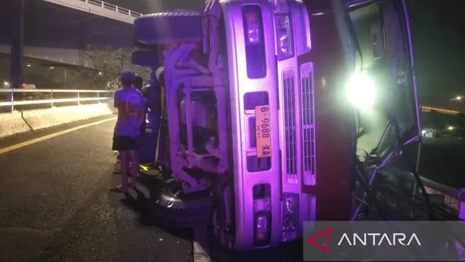 Kronologi Truk Terguling di Tomang, Besi 30 Ton Berjatuhan dari Flyover