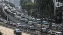 Suasana lalu lintas di Tol Dalam Kota dan Jalan Gatot Subroto, Jakarta, yang macet pada Selasa (19/5/2020). Meski masa pembatasan sosial berskala besar (PSBB) masih berlangsung, kemacetan lalu lintas masih terjadi di Ibu Kota. (Liputan6.com/Faizal Fanani)