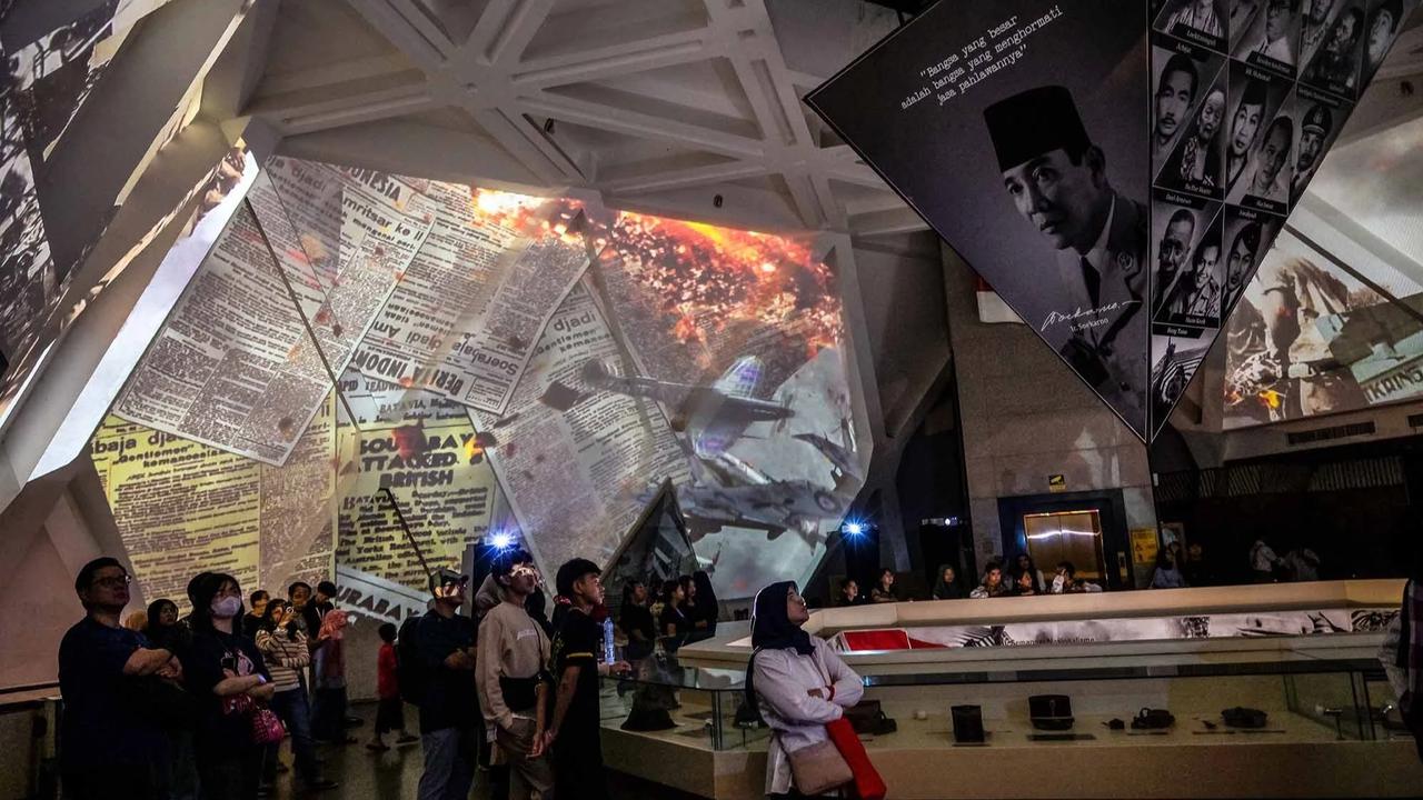FOTO: Keseruan Pengunjung Menjelajah Malam di Museum 10 November