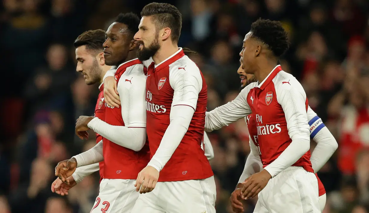 Pemain Arsenal, Danny Welbeck berselebrasi dengan rekan setimnya setelah mencetak gol ke gawang West Ham dalam lanjutan pertandingan Liga Inggris di Stadion Emirates, Minggu (22/4). Arsenal mampu unggul telak dengan skor 4-1. (AP/Alastair Grant)