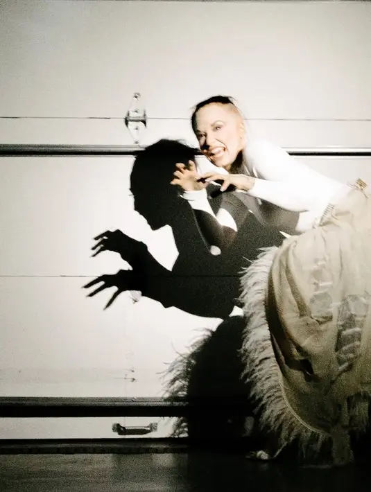 Demi Lovato menghidupkan kembali meme Poot-nya yang viral 10 tahun lalu. Ia mengunggah korsel Instagram yang memamerkan kostum tahun 2025-nya. Poot berawal di Tumblr pada tahun 2015 ketika seorang penggemar mengambil foto Lovato yang tampak pucat dan menciptakan kisah fiktif. [@ddlovato]