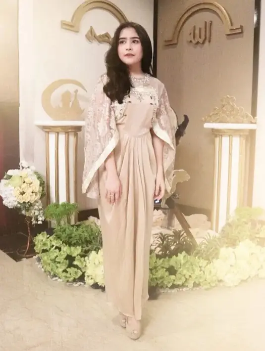 Kaftan dengan aksen lace di bagian lengan bikin looks makin anggun. [@prillylatuconsina96]