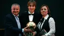 Luka Modric. Gelandang tengah Kroasia berusia 37 tahun ini hingga kini telah 11 musim memperkuat Real Madrid sejak awal musim 2012/2013. Ia menjadi pemain Real Madrid ke-7 yang meraih gelar Ballon d'Or, yaitu pada tahun 2018. (AFP/Franck Fife)