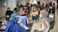 Petugas medis akan menyuntikkan vaksin Coronavac kepada tenaga kesehatan di Rumah Sakit Darurat Covid-19 Wisma Atlet Kemayoran, Jakarta, Rabu (20/1/2021). Sebanyak 2.630 tenaga kesehatan di RSD Wisma Atlet divaksinasi Covid-19 secara bertahap. (Liputan6.com/Fery Pradolo)