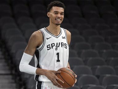 Pebaskte San Antonio Spurs, Victor Wembanyama memegang bola saat konferensi pers NBA di  AT&T Center, San Antonio, 24 Juni 2023. Wembanyama terpilih sebagai urutan pertama di NBA Draft 2023, pada Jumat (23/6/2023) WIB. Hal tersebut membuatnya resmi menjadi pemain San Antonio Spurs. Seperti diketahui, Spurs mendapatkan hak pilih urutan pertama setalah kombinasi nomor yang mereka punya muncul paling pertama pada selasa (16/5/2023). (AP Photo/Eric Gay)