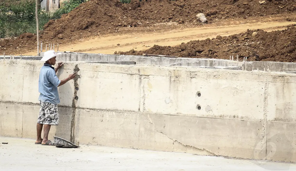 Seorang pekerja tampak membersihkan bangunan di Sport center, Lubuklinggau, Sumatera Selatan, (10/9/14). (Liputan6.com/Faizal Fanani)