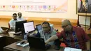 Komisioner KPU Ilham Saputra (kanan) memantau proses perbaikan daftar calon dan syarat calon anggota DPR Pemilu 2019 di Jakarta, Selasa (31/7). KPU membuka pengajuan perbaikan hingga Selasa (31/7) pukul 23.59 WIB. (Liputan6.com/Helmi Fithriansyah)