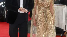 Pangeran William dan Kate Middleton tiba untuk pemutaran perdana premier film James Bond terbaru, No Time To Die, di London, Selasa (28/9/2021). Dress warna gold dengan desain cape dan kerah yang cukup menukik ini membuat pesona Kate Middleton terpancar maksimal. (Chris Jackson/Pool Photo via AP)