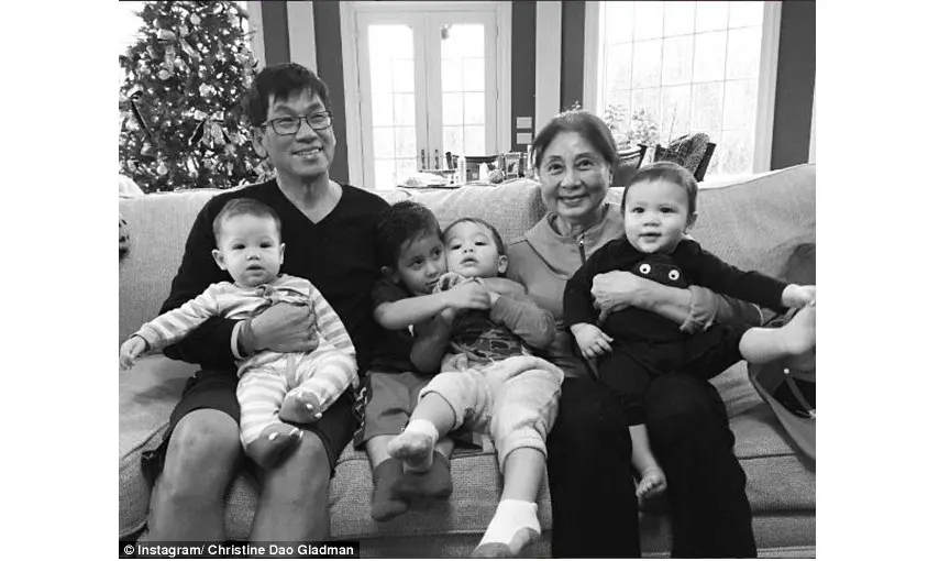 David Dao penumpang United Airlines yang diseret turun dari pesawat saat bersama sang istri Teresa dan cucu-cucunya (Sumber: DailyMail)