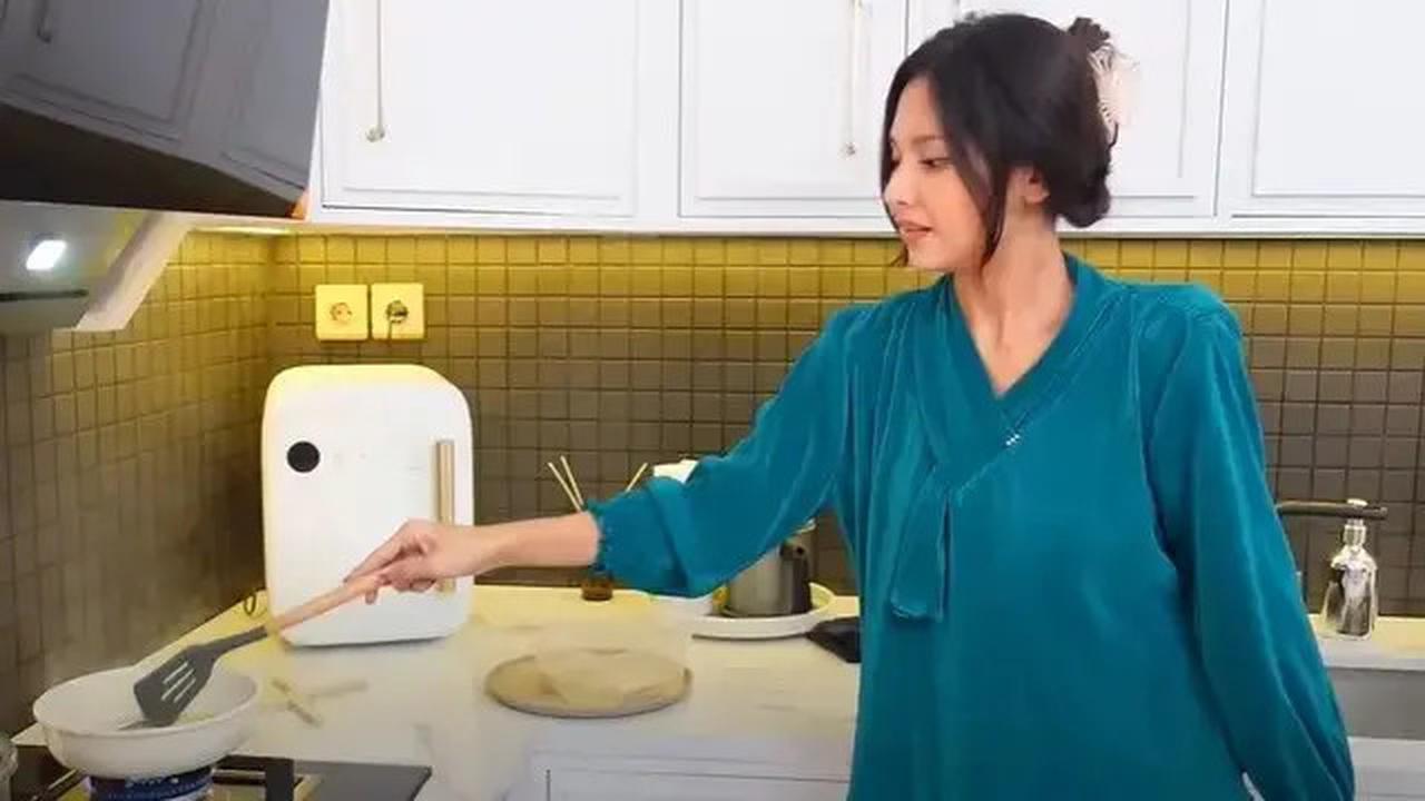 7 Potret Dapur Rumah Indah Permatasari dan Arie Kriting, Model dan Desainnya Minimalis Modern