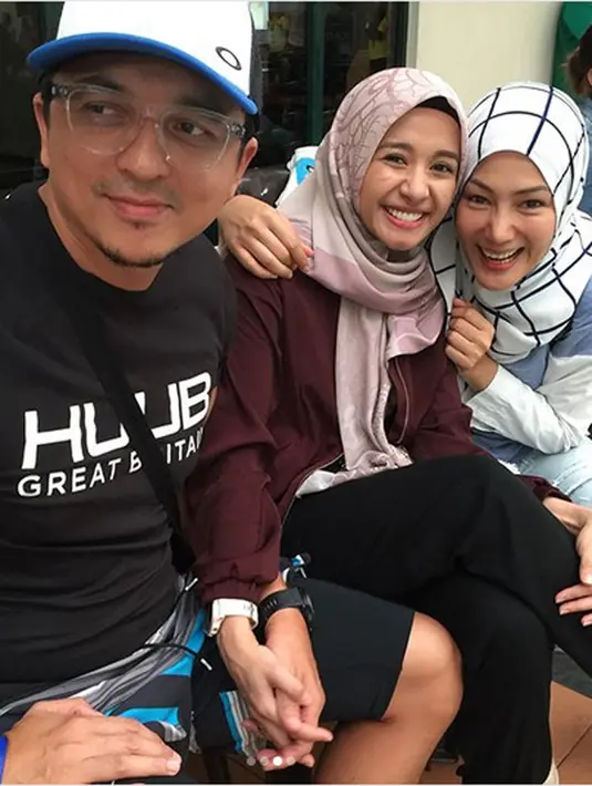 Tidak hanya Surga Yang Tak Dirindukan 2 itu yang mengunggah potret keakrabannya, tapi juga Erra. Empat potret keceriaan dibagikan dalam akun Instagramnya. (Instagram/errafazira)