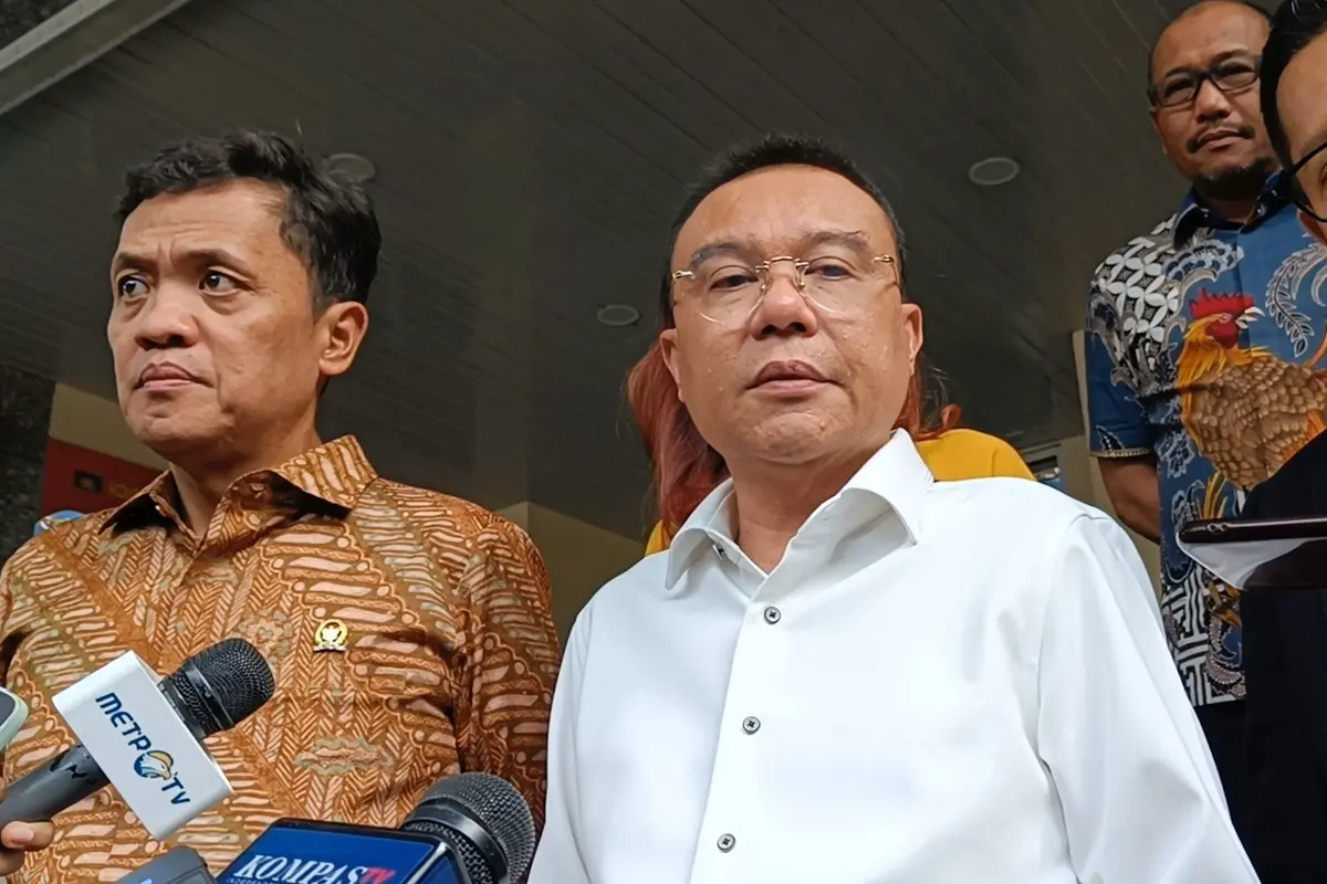 Wakil Ketua DPR RI, Ahmad Sufmi Dasco saat menemui pendemo yang di tahan di Polda Metro Jaya, Jumat (23/8/2024). (Merdeka.com)
