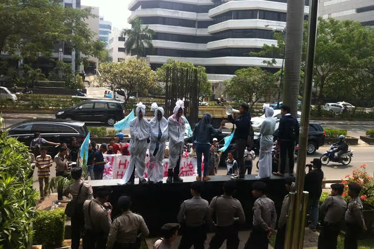 Desak KPK Banding Vonis Ratu Atut, Mahasiswa Banten Bawa 'Pocong'