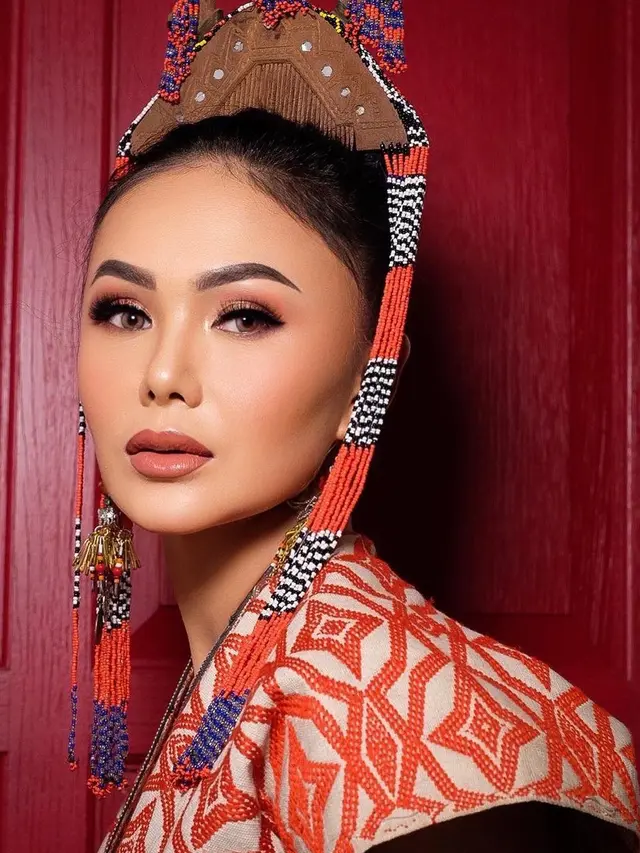 6 Pesona Yuni Shara Tampil dengan Berbagai Busana Adat Ini Selalu Memesona