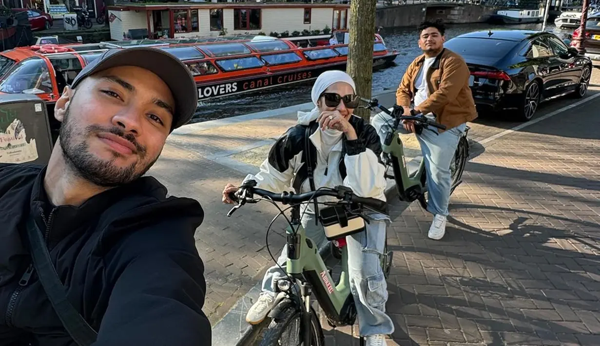 Dalam media sosial Instagramnya, Refal Hady terlihat menikmati momen serunya bersepeda di Amsterdam. Sebagai salah satu kota indah di Belanda, Amsterdam memang menjadi salah satu destinasi wisata favorit para seleb ketika berkunjung ke Negeri Kincing Angin tersebut. (Liputan6.com/IG/@refalhady)