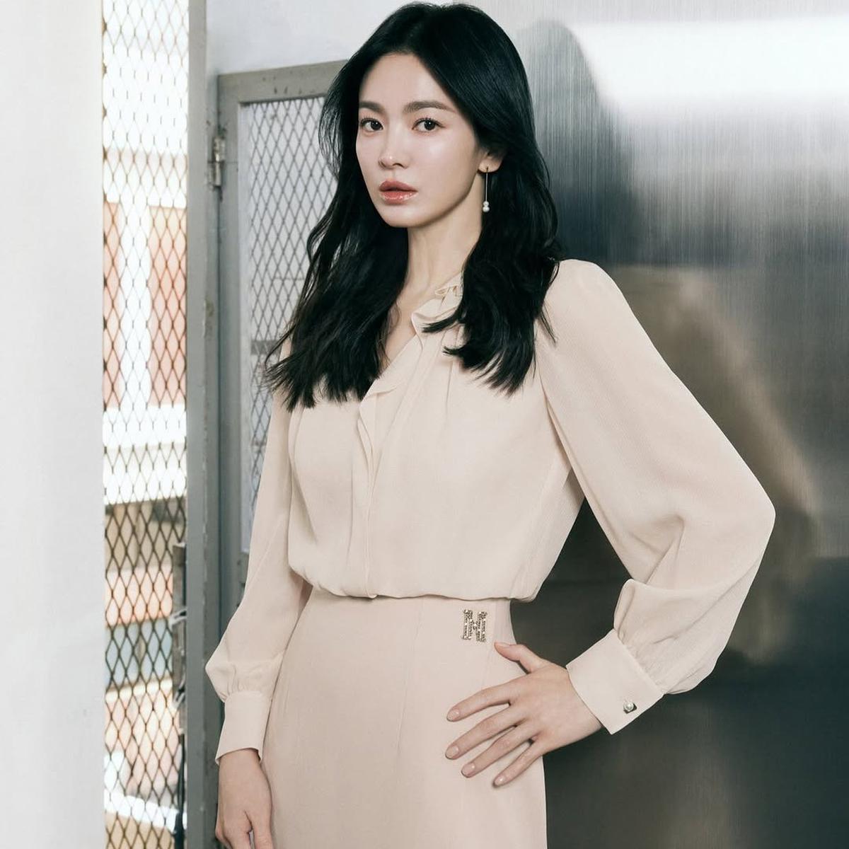 Song Hye Kyo Pakai Busana Semi Formal