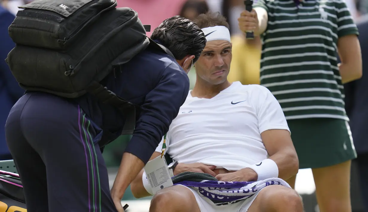 Sempat mendapat perawatan medis di tengah laga, Rafael Nadal akhirnya mampu memupus harapan Taylor Fritz lewat kemenangan 5 set, 3-6, 7-5, 3-6, 7-5 dan 7-6 (10-4) dalam waktu 4 jam 20 menit. (AP/Kirsty Wigglesworth)