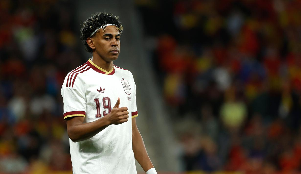 Laga uji coba antara Timnas Spanyol kontra Mesir di RCDE Stadium, Barcelona, Rabu (01/04/2026) dini hari WIB, tercoreng aksi oknum suporter yang tidak terpuji. Lamine Yamal, mengecam keras nyanyian rasis dan Islamofobia yang menggema dalam laga uji coba tersebut. (AP/Joan Monfort)