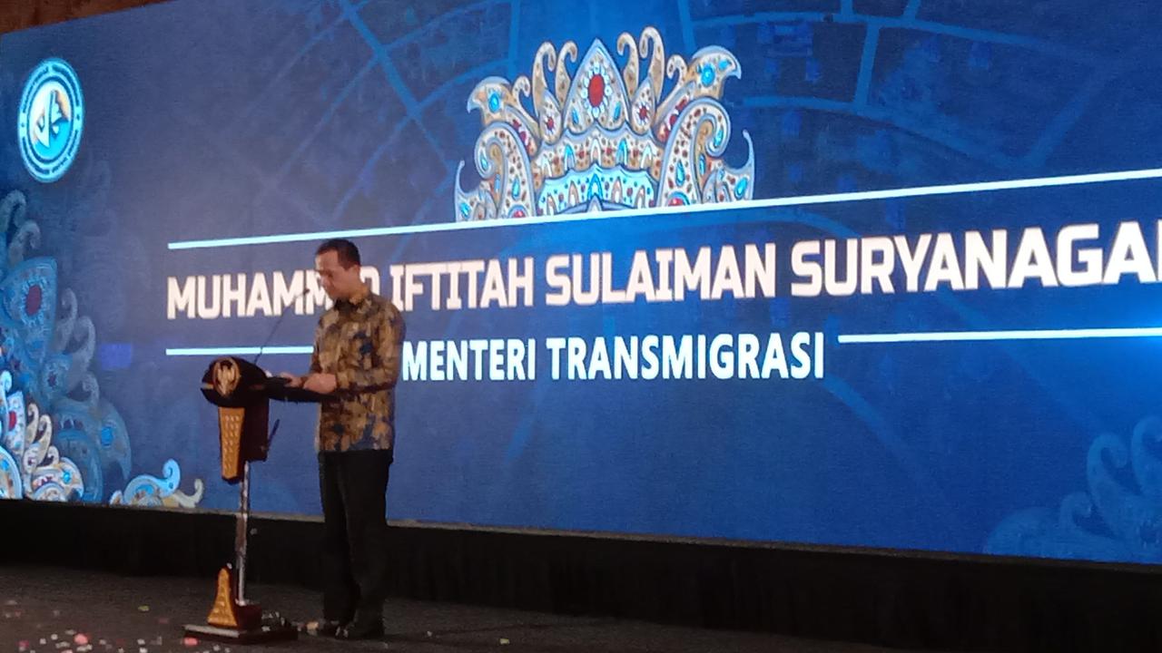 Menteri Transmigrasi M. Iftitah Sulaiman Suryanagara