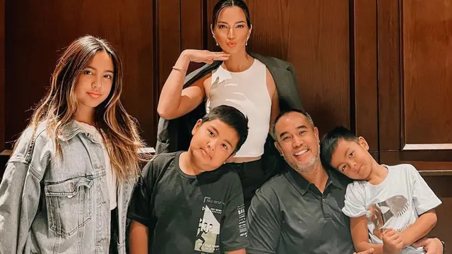 Potret Keluarga Nia Ramadhani (Instagram/@ramadhaniabakrie)