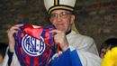 Kardinal Jorge Mario Bergoglio, sebelum menjadi Paus Fransiskus, memegang emblem klub sepak bola kesayangannya, San Lorenzo di Buenos Aires, Argentina. Ia terpilis sebagai Paus pada 13 Maret 2013 menggantikan Paus Benedikt XVI sebagai pemimpin 1,2 miliar umat katolik. (AFP/NA)