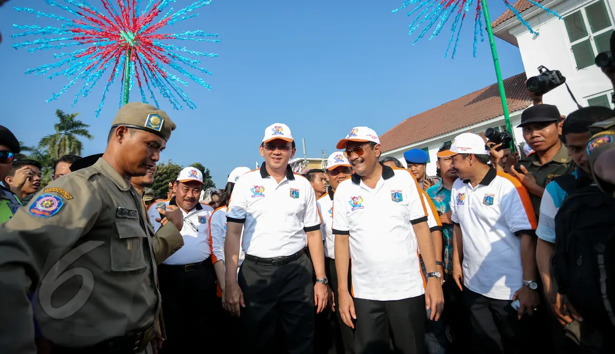 Gubernur DKI, Basuki Tjahaja Purnama dan Wagub Djarot Saiful Hidayat menghadiri pembukaan perayaan HUT Jakarta yang ke-488, di Taman Fatahillah, Jakarta, Minggu (31/5/2015). (Liputan6.com/Faizal Fanani)