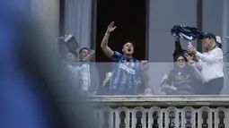 Wakil presiden Inter Milan Javier Zanetti merayakan bersama para penggemar setelah Inter Milan memenangkan gelar Serie A di Milan, Italia, Minggu (2/5/2021). Hasil seri yang diraih Atalanta membuat Inter Milan memastikan diri sebagai juara Serie A musim ini. (AP Photo/Luca Bruno)