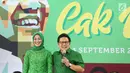 Ketua Umum PKB Muhaimin Iskandar bersama Istri Rustini Murtadho saat merayakan ulang tahunnya yang ke-51 sekaligus melauncing dua buku di Kantor DPP PKB, Jakarta, Minggu (24/9). Buku tersebut karya Muhaimin Iskandar (Cak Imin). (Liputan6.com/Johan Tallo)