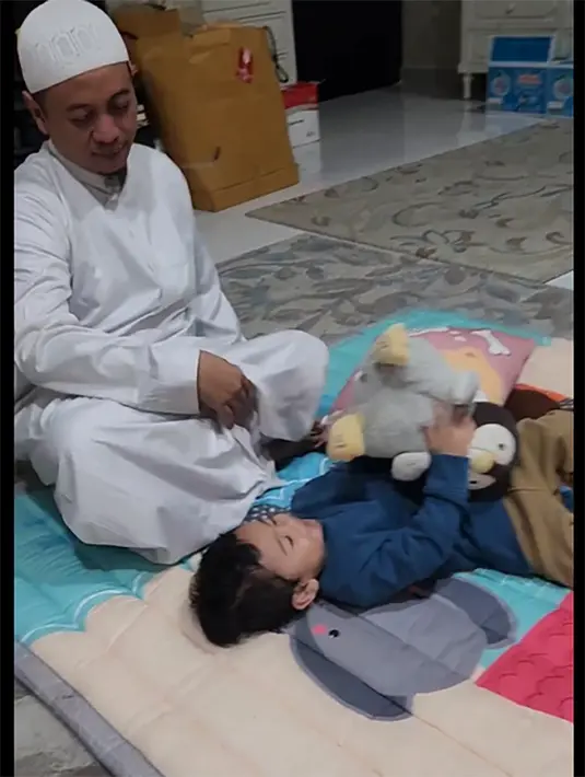 Menurut Bebi, ini juga merupakan momen pertamanya pisah lama dengan sang suami. Peluk cium setelah kembali bertemu setelah pisah dua minggu.  [Instagram/bebi.silvana]