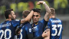 Kemenangan telak 4-0 Inter Milan atas Cagliari dalam laga pekan ke-17 Liga Italia 2021/2022, Minggu (12/12/2021) membawa Nerazzurri kembali memuncaki klasemen menggusur AC Milan. Inter yang mengoleksi 40 poin kini unggul 1 poin atas sang tetangga, AC Milan. (AP/Luca Bruno)