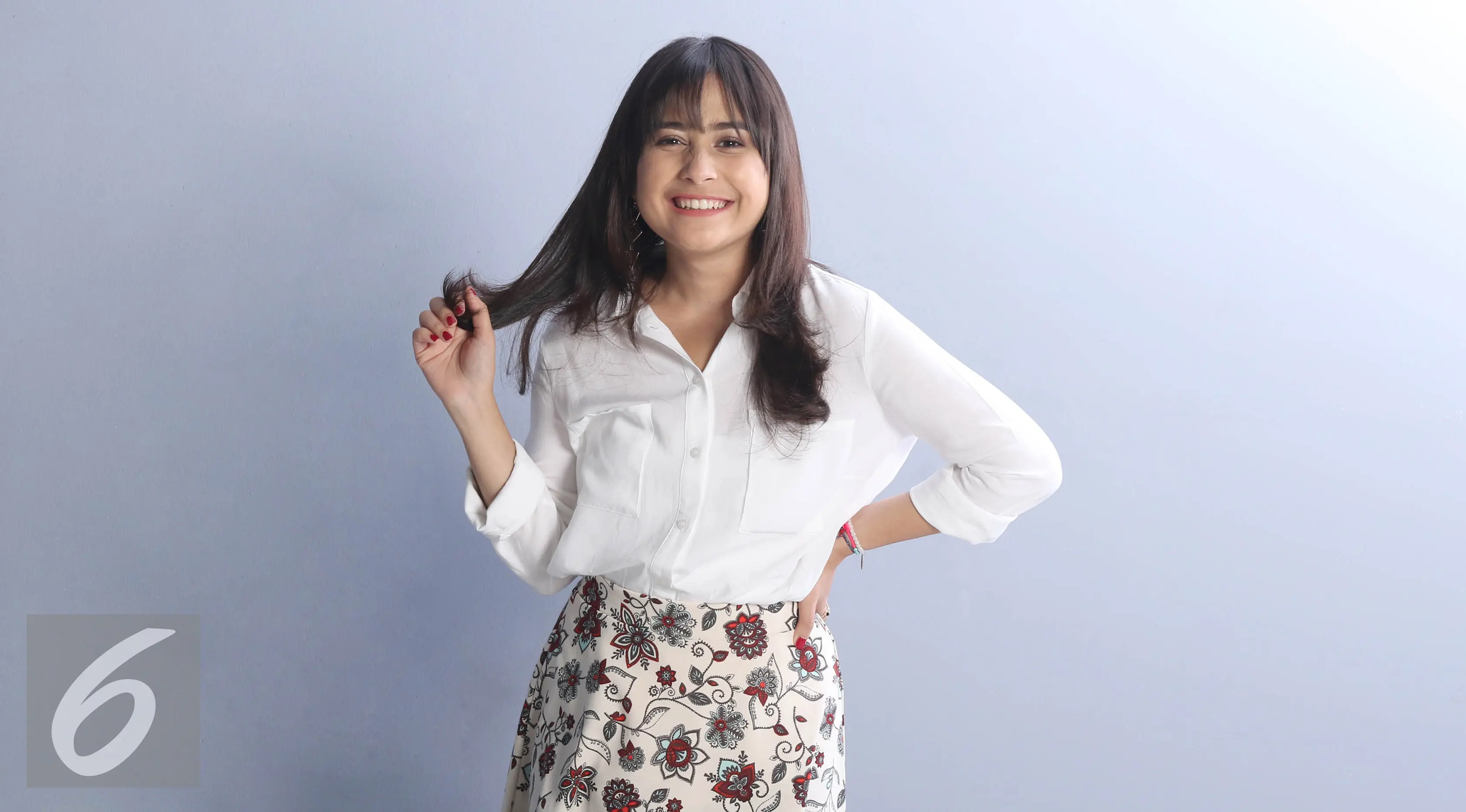 Prilly Latuconsina saat melakukan sesi pemotratan dengan Liputan6.com, Jakarta, Kamis (4/8). (Liputan6.com/Herman Zakharia)