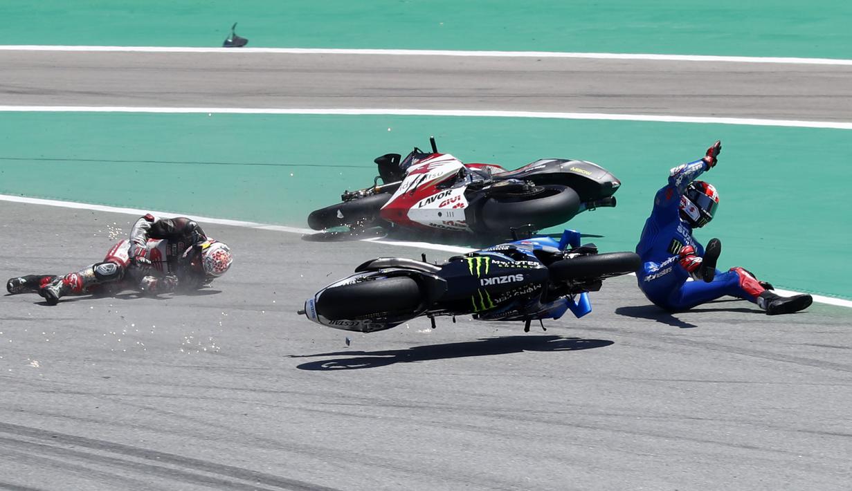Takaaki Nakagami dan Alex Rins bersama motor-motornya terseret hingga ke gravel tikungan pertama Sirkuit Catalunya. (AP/Joan Monfort)