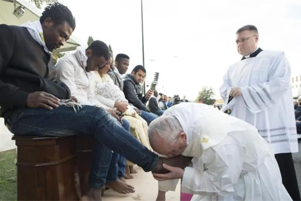 Paus Cium Kaki Muslim dan Kecam Bom Belgia Jelang Hari Paskah