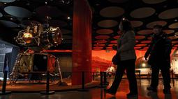 Pengunjung saat mengunjungi pameran yang menampilkan model pesawat ruang angkasa dan penjelajah di Mars di sebuah pusat perbelanjaan di Beijing, (24/2/2021).   Parkir orbit di sekitar Mars untuk mengantisipasi pendaratan penjelajah di planet merah dalam beberapa bulan mendatang. (AP Photo/Andy Wong)