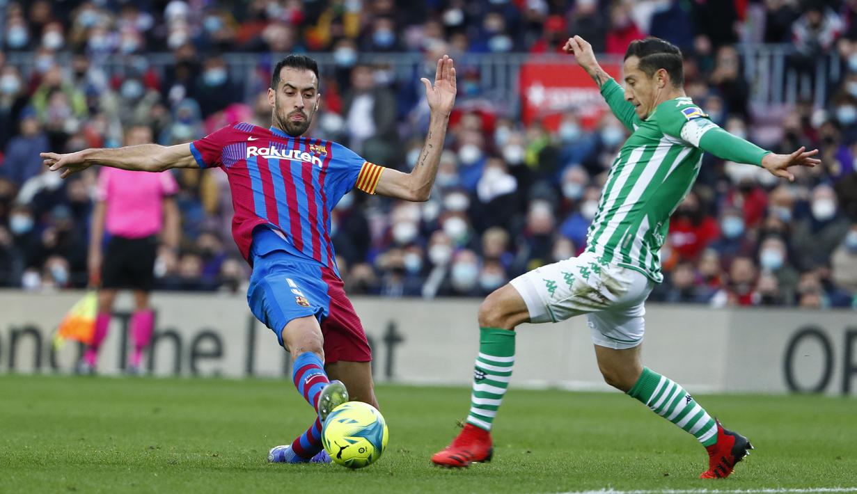 Atas kekalahan perdananya tersebut, pelatih yang diboyong dari Qatar itu ingin Sergio Busquets dan kawan-kawan bermain lebih agresif dan menuntut anak asuhnya berjuang layaknya bertanding di laga final saat menghadapi klub mana pun. (AP/Joan Monfort)