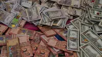 Miniatur uang palsu dijual selama Alasitas Fair tahunan di La Paz, Bolivia, Senin (24/1/2022). Orang-orang menghadiri hari pembukaan pameran untuk membeli replika kecil barang-barang yang ingin mereka peroleh sepanjang tahun, seperti rumah, mobil dan kekayaan. (AP Photo/Juan Karita)