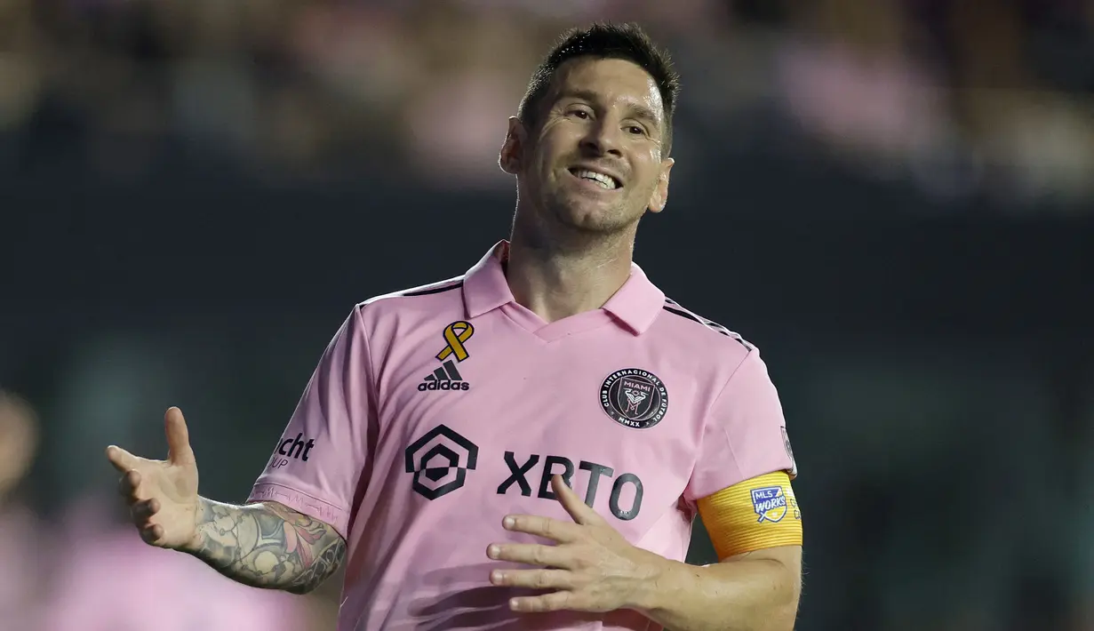 <p>Reaksi kecewa pemain Inter Miami, Lionel Messi setelah gagal mencetak gol ke gawang Toronto FC pada laga lanjutan Liga Amerika Serikat (MLS) di DRV PNK Stadium, Florida, Amerika, Kamis (21/09/2023) dini hari WIB. Messi tak melesatkan satupun gol pada laga tersebut sebelum diganti pada menit ke-37. (AFP/Getty Images/Carmen Mandato)</p>