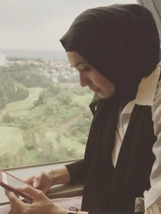 Kini penampilan Dhini Aminarti dalam balutan busana Muslim makin meneduhkan hati. (instagram.com/dhiniaminarti)