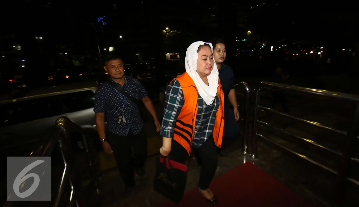 Sri Hartini saat tiba di gedung KPK untuk menjalani pemeriksaan, Jakarta, Rabu (25/1). Usai anaknya diperiksa sebagai saksi, hari ini KPK secara bergantian melakukan pemeriksaan terjadap sri Hartini. (Liputan6.com/Helmi Affandi)