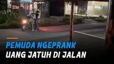 Ketika akan diambil, sekelompok pemuda itu berteriak hingga membuat pemotor kaget dan tidak jadi mengambil uang.